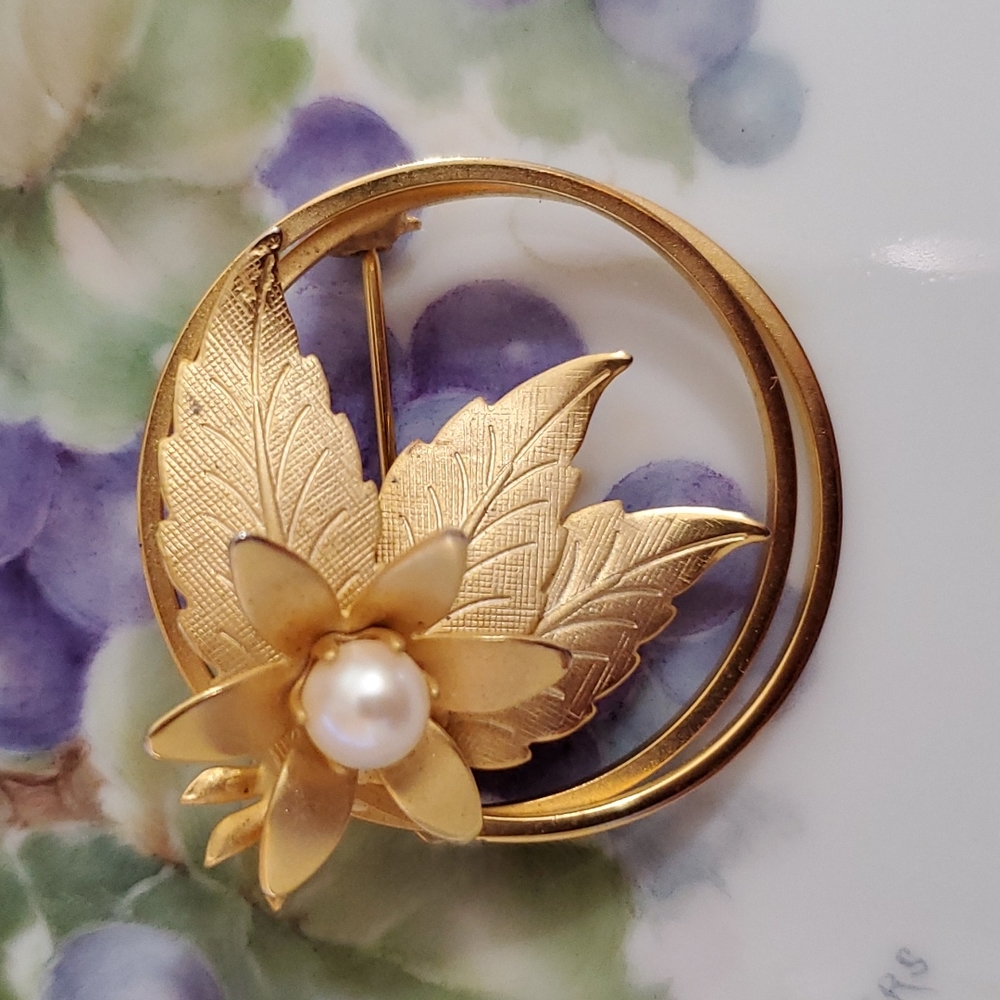 Faux pearl floral leaf circle design goldtone vintage brooch Lapel collar Zoom